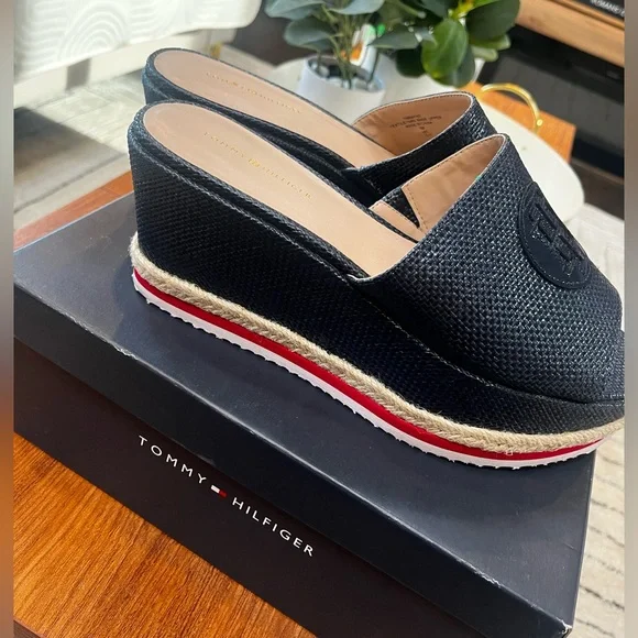 Tommy Hilfiger platform slide Sandles - Picture 4 of 5